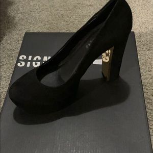 Design lab black suede pumps
